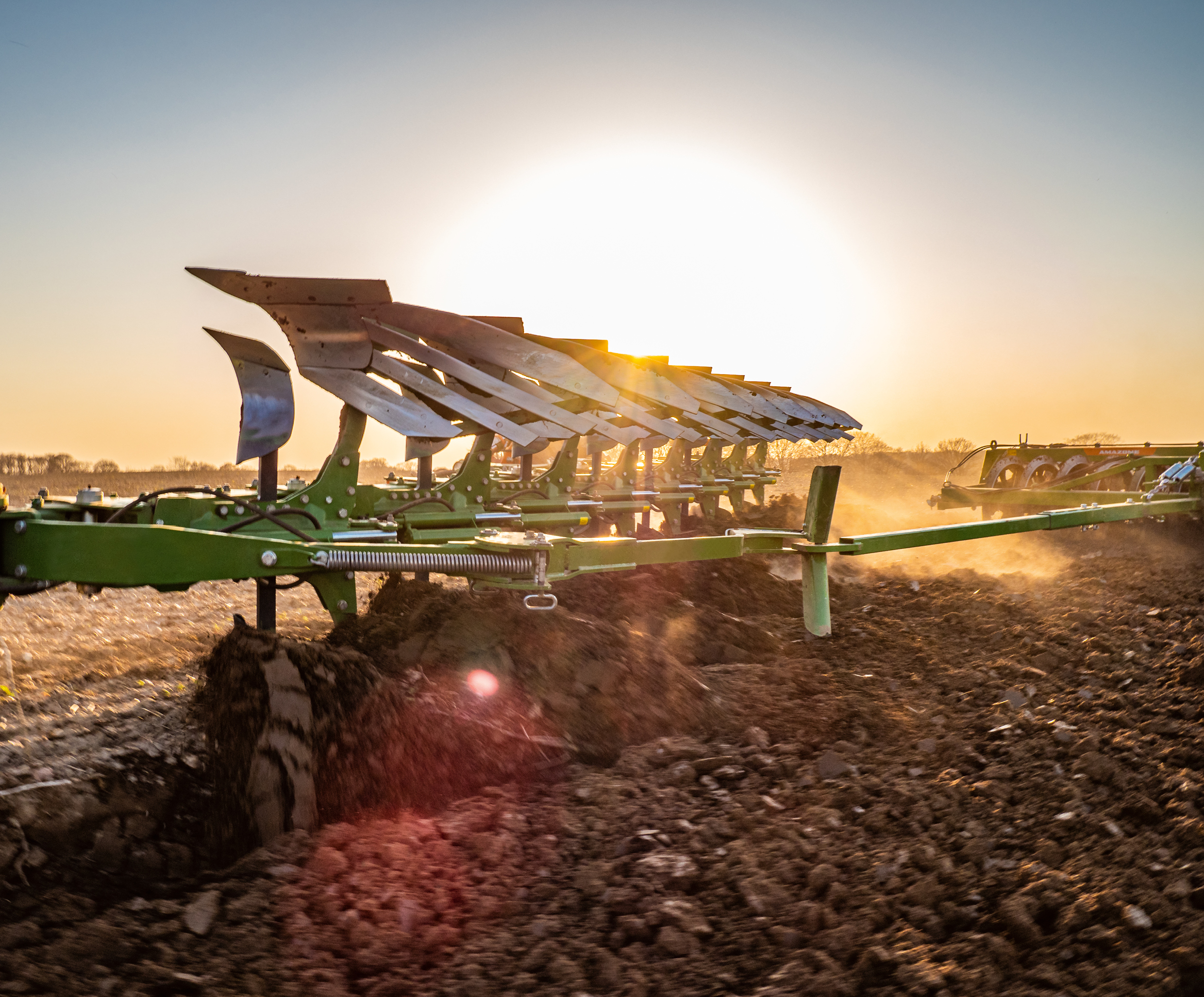 AMAZONE Tyrok у полі на заході сонця